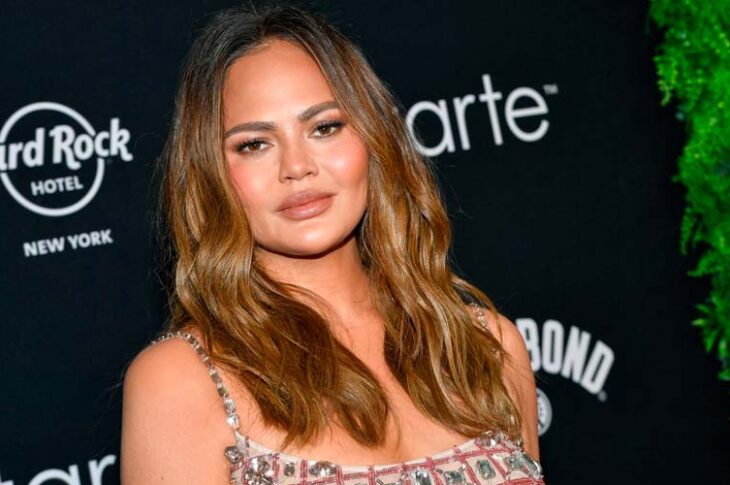 Chrissy Teigen sale huyendo de su casa tras incendios en California