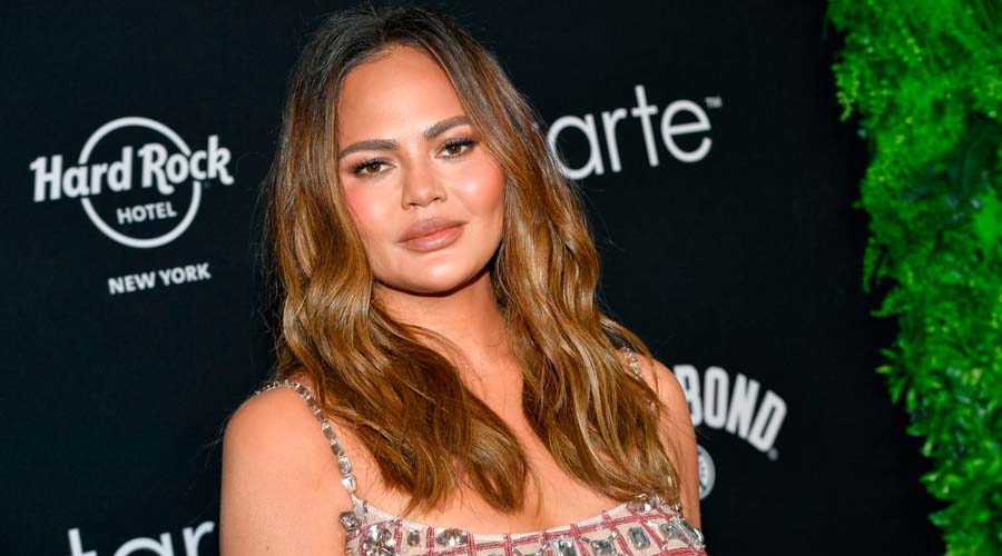 Chrissy Teigen sale huyendo de su casa tras incendios en California