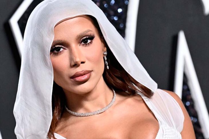 Anitta enfurece en pleno concierto y lanza micrófonos a su equipo