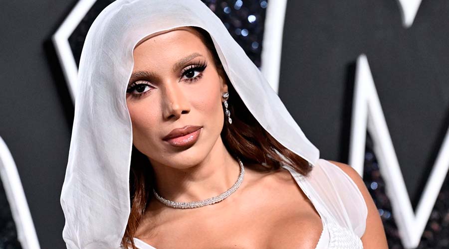 Anitta enfurece en pleno concierto y lanza micrófonos a su equipo