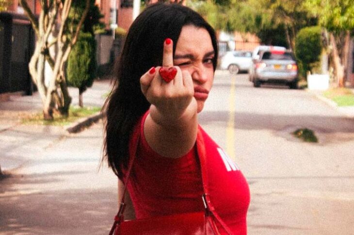 Sofía Castro desata su furia con su nuevo sencillo “CÓMO TE ATREVES”