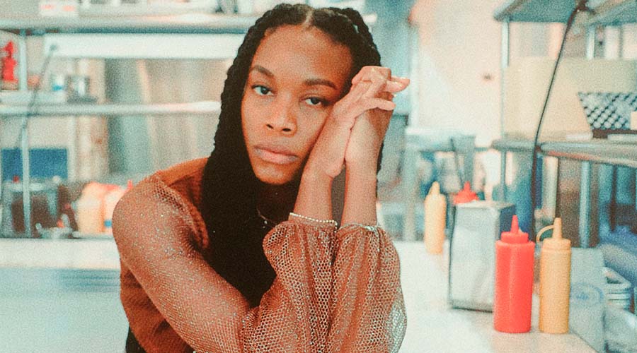 Lilly Yan explora la nostalgia en su nuevo sencillo “¿QNP?”