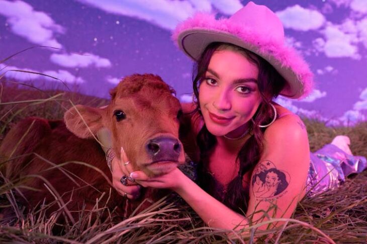 Sofía Castro, la artista revelación del pop latino, está lista para compartir su trabajo más íntimo y catártico hasta la fecha con el lanzamiento de “Emociones”, el capítulo final de una trilogía emocionalmente cruda