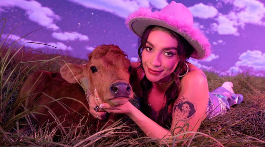 Sofía Castro, la artista revelación del pop latino, está lista para compartir su trabajo más íntimo y catártico hasta la fecha con el lanzamiento de “Emociones”, el capítulo final de una trilogía emocionalmente cruda