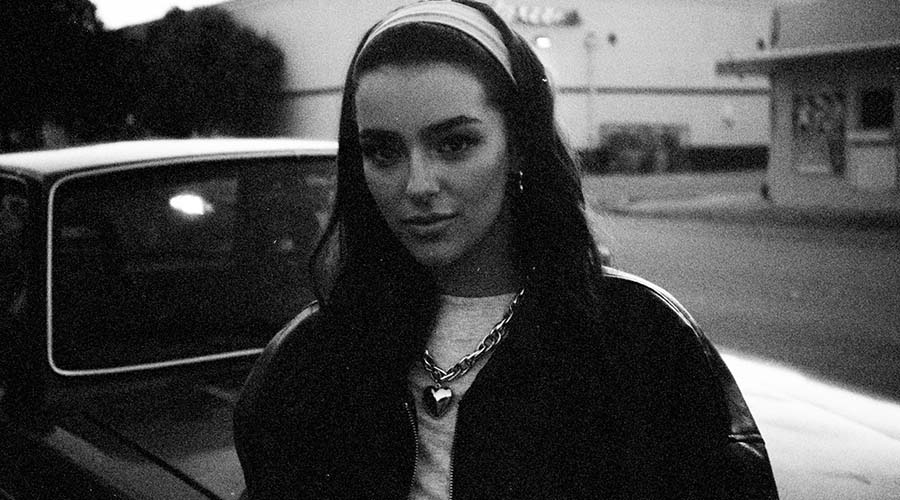 ADRI TORRÓN estrena "monotonía", lleno de sensibilidad