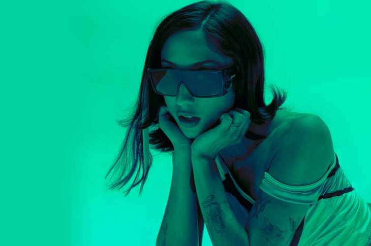 Isabella Lovestory trae su energía teatral a COLORSxSTUDIOS