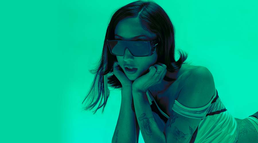 Isabella Lovestory trae su energía teatral a COLORSxSTUDIOS