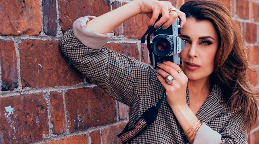 Daniela Maya vuelve a la música con “A besos de mezcal”