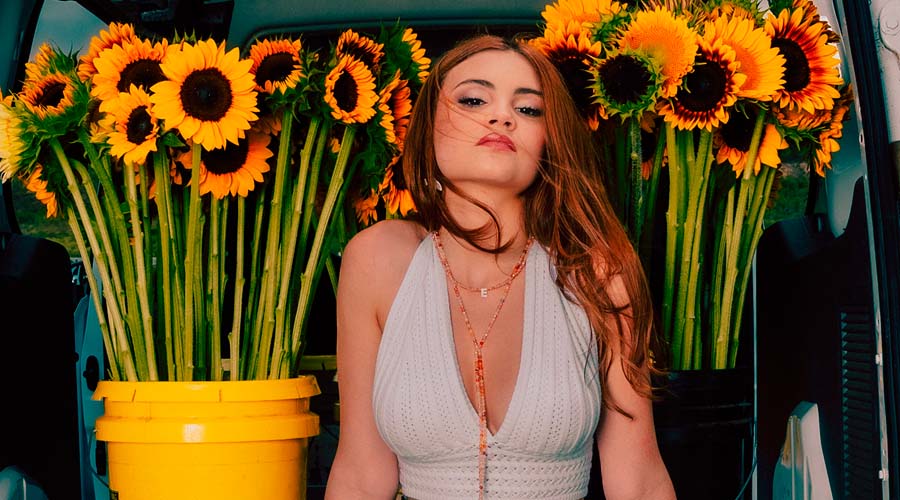 ELENA lanza su emotivo sencillo ¿SERÁ NORMAL?