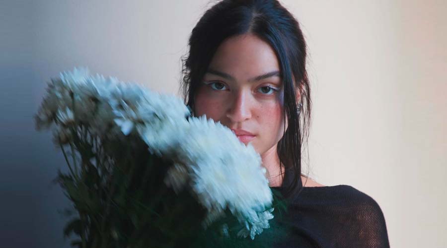 La artista RIZA lanza su nuevo sencillo “EASY”