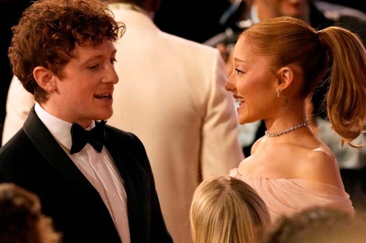 Ethan Slater esquiva las preguntas sobre Ariana Grande