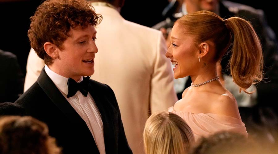 Ethan Slater esquiva las preguntas sobre Ariana Grande