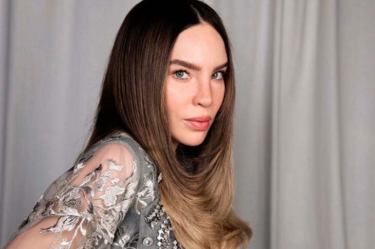 Sale la imagen de Belinda con el elenco de ‘Carlota’