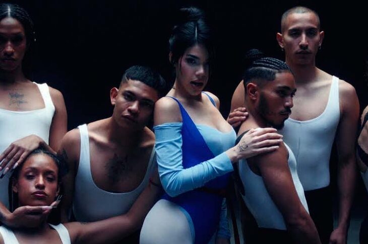 Kenia Os conquista corazones con “UNA Y OTRA VEZ”