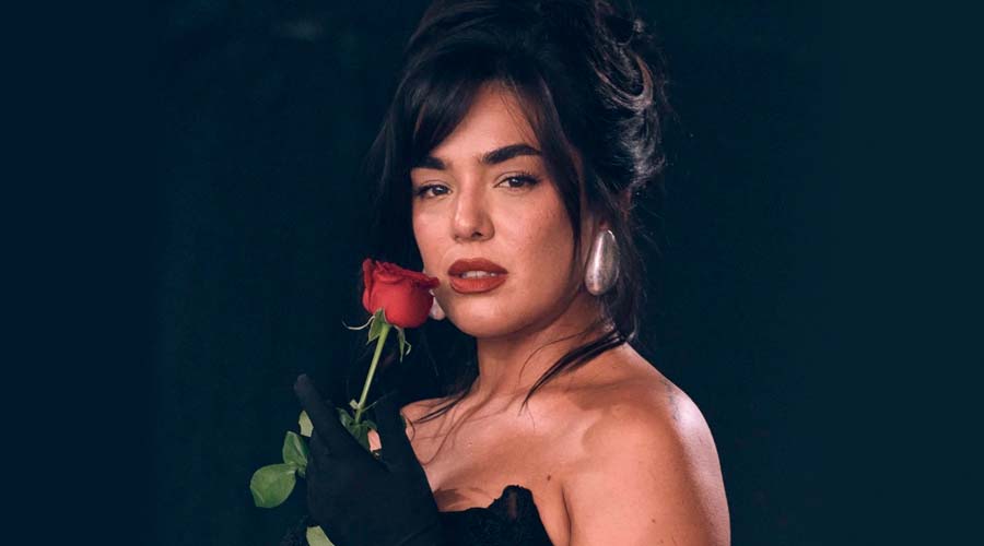 Angela Leiva sorpende con "QUE ME VAS A DAR" ft. Carolina Ross