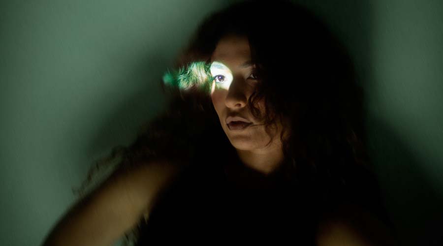 Letón Pé estrena “NO PARA” una sátira al trabajo excesivo