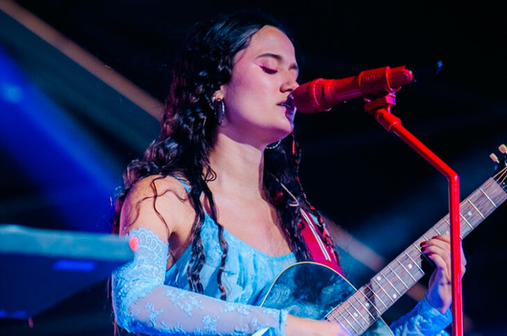 JOAQUINA desata euforia y brilla en su debut Tecate Emblema