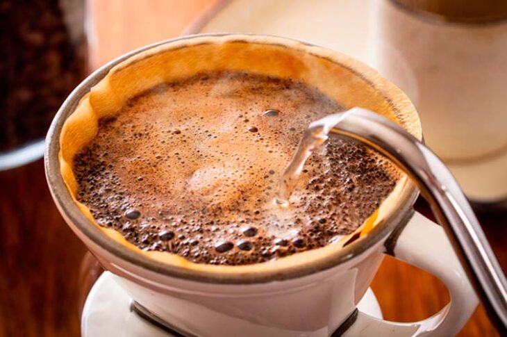 El consumo diario de café impacta la función renal