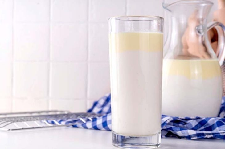 Una niña de California a punto de morir tras beber leche cruda